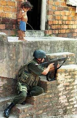 Bild Soldier pissing